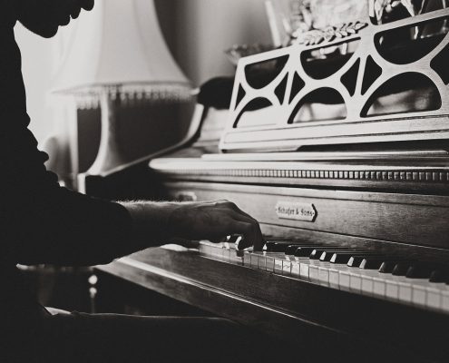 Foto di Pexels da Pixabay https://pixabay.com/it/photos/pianoforte-musica-classica-pianista-1846719/