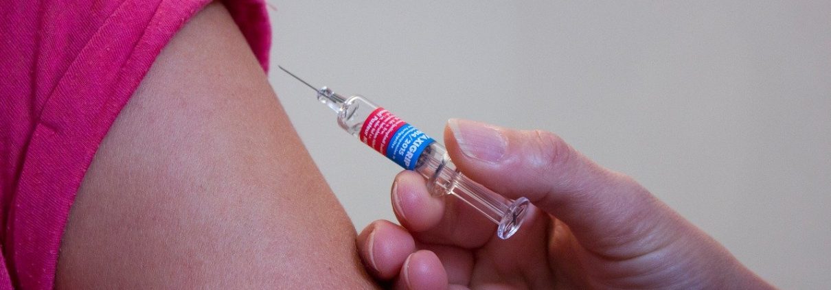Vaccine - Infermieri - https://pixabay.com/it/photos/vaccinazione-doctor-siringa-medico-1215279/ cc0