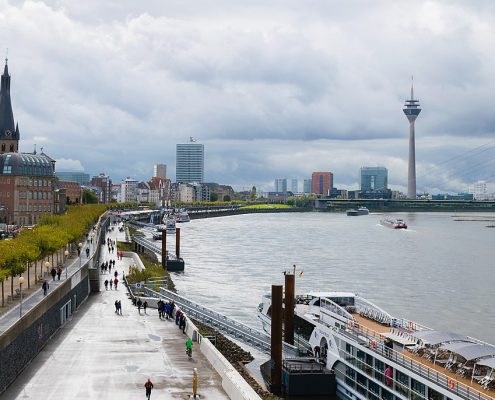 Düsseldorf ©Kai Pilger da Wikimedia CC 4.0 https://commons.wikimedia.org/wiki/File:D%C3%BCsseldorf_Panorama.jpg