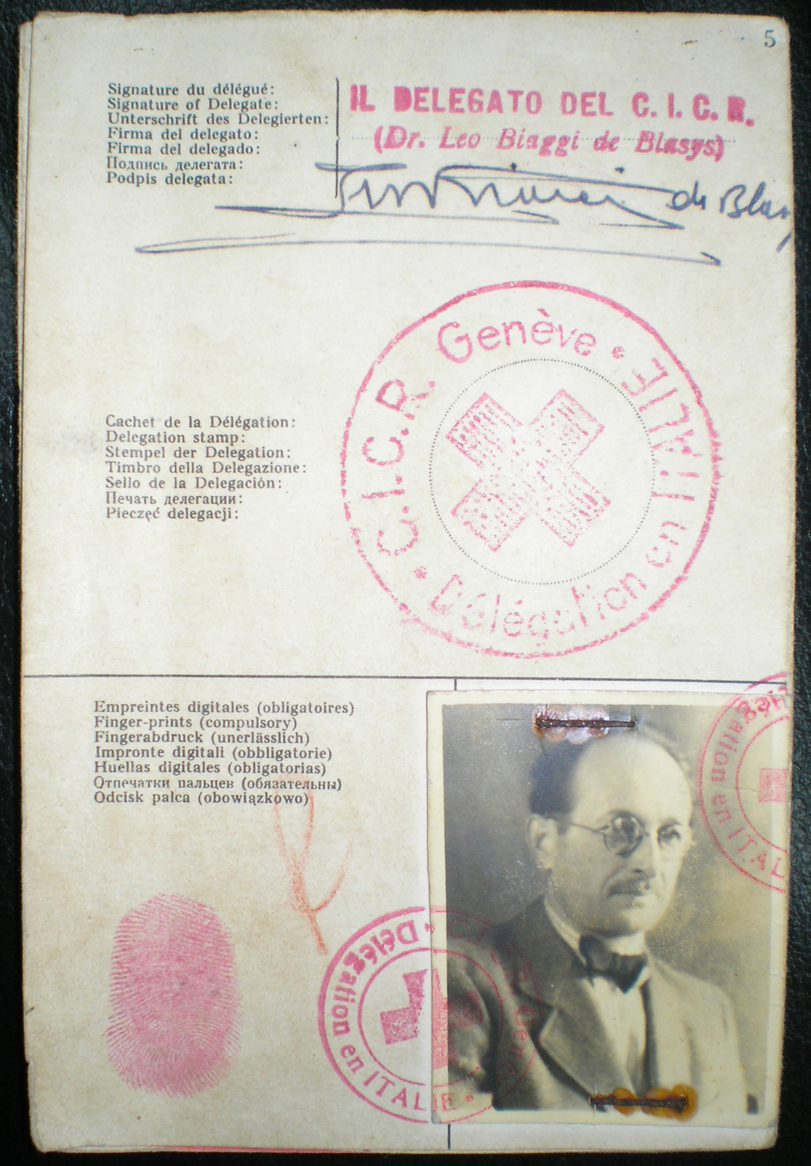 Il passaporto falso con il quale Adolf Eichmann arrivò in Argentina wikipedia no copyright https://it.wikipedia.org/wiki/Adolf_Eichmann#/media/File:WP_Eichmann_Passport.jpg