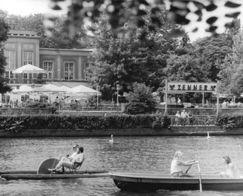 Zenner, Berlino ©Bundesarchiv, Bild 183-1990-0702-306 / CC-BY-SA 3.0 https://commons.wikimedia.org/wiki/File:Bundesarchiv_Bild_183-1990-0702-306,_Berlin,_Treptow,_Gastst%C3%A4tte_%22Zenner%22_(a).jpg