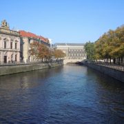 Sprea - Berlino ©Blok da Pixabay https://pixabay.com/it/photos/berlino-spree-fiume-palazzo-ponte-376448/