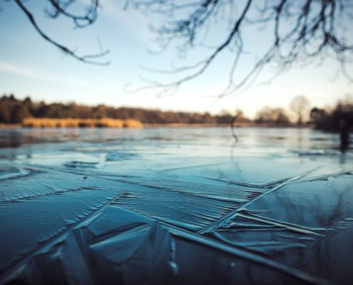 ghiaccio da Pixabay https://pixabay.com/photos/ice-lake-water-blur-nature-cold-3941906/