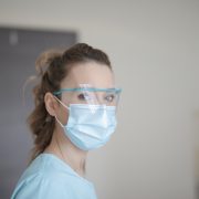 https://www.pexels.com/it-it/foto/donna-ritratto-medico-ospedale-3881247/