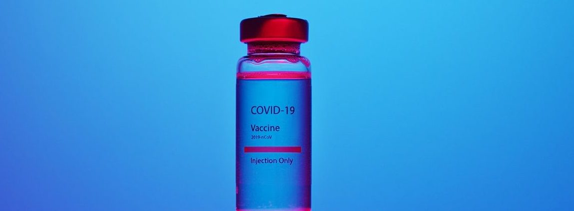 Terza dose vaccino covid Foto di Artem Podrez da Pexelshttps://www.pexels.com/it-it/foto/blu-fotografia-tecnologia-rosa-5878517/