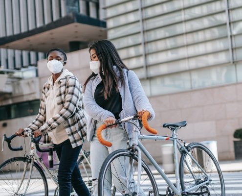 https://www.pexels.com/it-it/foto/donna-in-camicia-a-maniche-lunghe-a-righe-bianche-e-nere-e-pantaloni-neri-che-tiene-bicicletta-nera-durante-5965987/