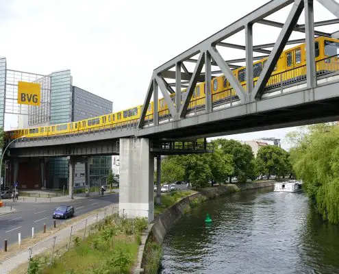 Berlino trasporti, https://pixabay.com/it/photos/berlino-kreuzberg-ubahn-794303/, foto di https://pixabay.com/it/users/karlherl-28017/?utm_source=link-attribution&utm_medium=referral&utm_campaign=image&utm_content=794303, CC0