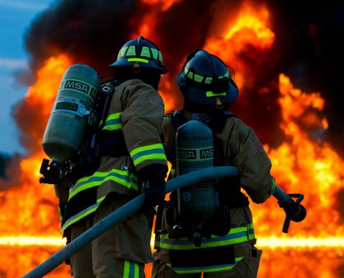 firefighter-2679283_1920 / https://pixabay.com/de/photos/feuerwehrmann-notfall-feuer-2679283/ ©Military_Material / CC0