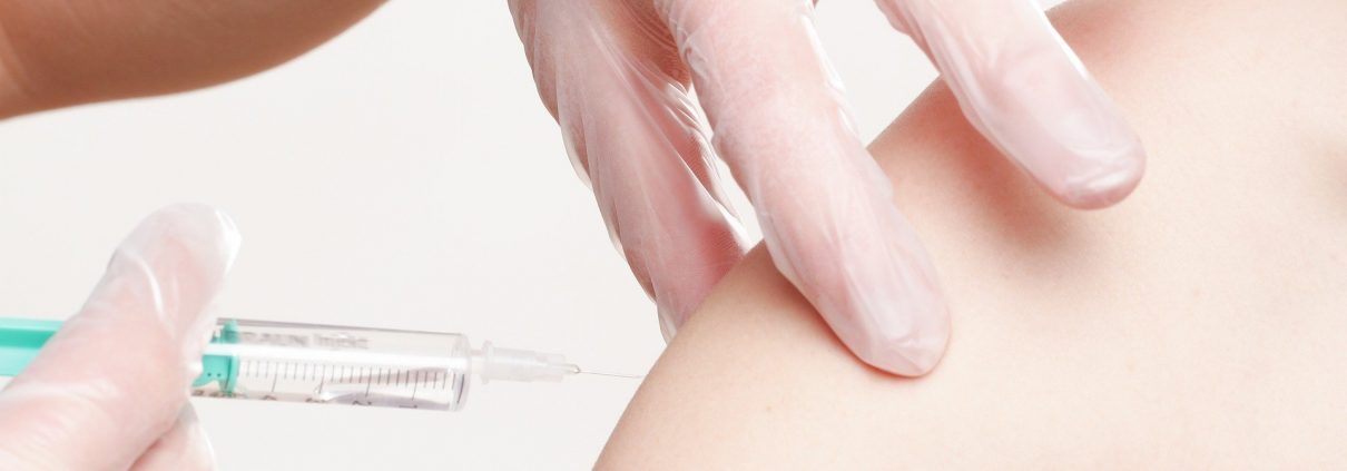 vaccination-2722937_1920 / https://pixabay.com/de/photos/impfung-impfspritze-medizin-arzt-2722937/ / @whitesession / CC0