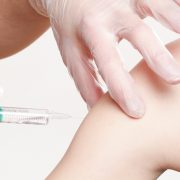 vaccination-2722937_1920 / https://pixabay.com/de/photos/impfung-impfspritze-medizin-arzt-2722937/ / @whitesession / CC0