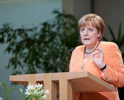 Cancelliera Merkel https://commons.wikimedia.org/wiki/File:Angela_Merkel_im_Christlichen_G%C3%A4stezentrum_Sch%C3%B6nblick_(9292494084).jpg Copyright Christliches Medienmagazin pro CC BY-SA 2.0