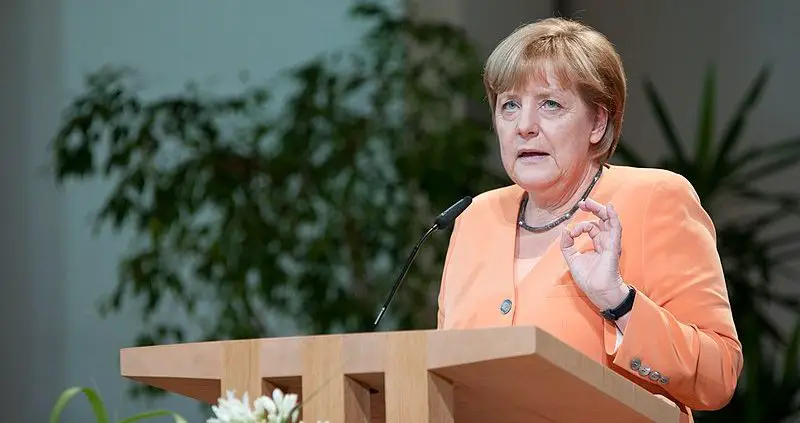 Cancelliera Merkel https://commons.wikimedia.org/wiki/File:Angela_Merkel_im_Christlichen_G%C3%A4stezentrum_Sch%C3%B6nblick_(9292494084).jpg Copyright Christliches Medienmagazin pro CC BY-SA 2.0