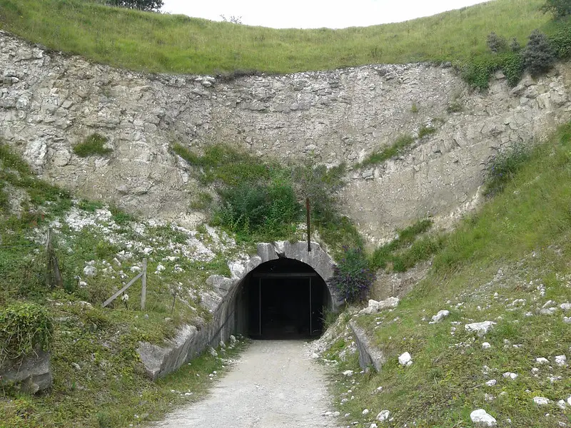L'entrata del bunker a Mimoyecques ©YtvwlD da Flickr CC2.0 https://www.flickr.com/photos/niklas_sombert/10903722396