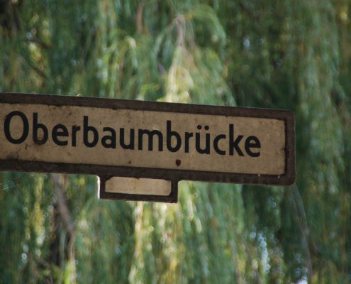 Berlin Oberbaumbrücke © Pixabay https://pixabay.com/de/photos/berlin-oberbaumbr%C3%BCcke-stra%C3%9Fenschild-1839354/