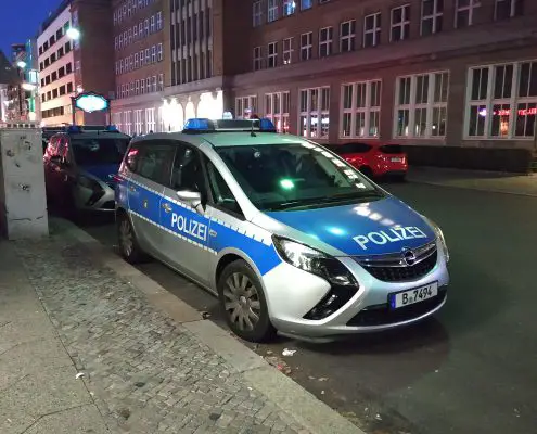 Polizei- https://commons.wikimedia.org/wiki/File:Opel_Zafira_Polizei,_Berlin_(2018)_-_2.jpg Copyright Kevin.B CC BY-SA 4.0