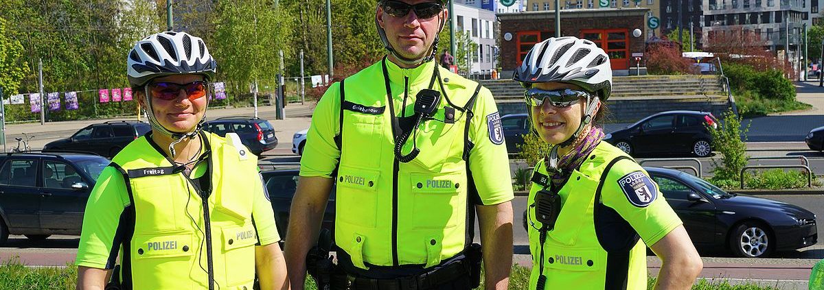 Polizei- https://commons.wikimedia.org/wiki/File:Polizei-Fahrradstaffel_Berlin.jpg Copyright Gerhardt / vip-pressefoto.de CC BY-SA 4.0