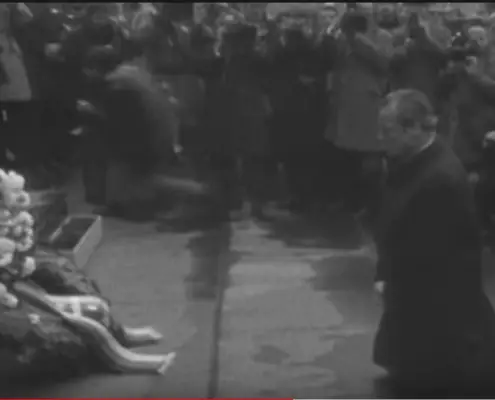 Genuflessione di Willy Brandt - Screenshot da YouTube https://www.youtube.com/watch?v=7zqDSA9NJM4