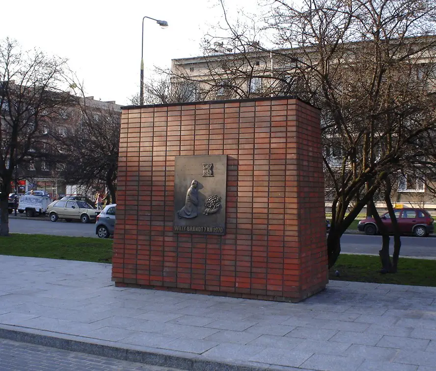 Il monumento dedicato a Willy Brandt a Varsavia ©Robert Wielgórski a.k.a. Barry Kent da Wikipedia CC2.5 https://it.wikipedia.org/wiki/Warschauer_Kniefall#/media/File:WillybrandtBarryKent.JPG