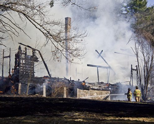 La distruzione post incendio https://commons.wikimedia.org/wiki/File:Maudslay_Barn_Fire_4-3-10.jpg Copyright: Tucker Mulcahy CC BY-SA 3.0