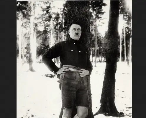 Hitler in posa in pantaloni di pelle