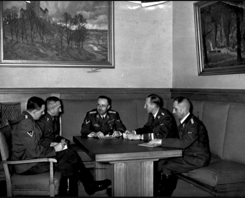 : Incontro tra Himmler e Müller, Heydrich, Nebe, Huber @ Bundesarchiv via Wikimedia Commons, Bild 183-R98680 / CC-BY-SA 3.0 https://www.bild.bundesarchiv.de/dba/de/search/?yearfrom=&yearto=&query=Bundesarchiv%2C+Bild+183-R98680