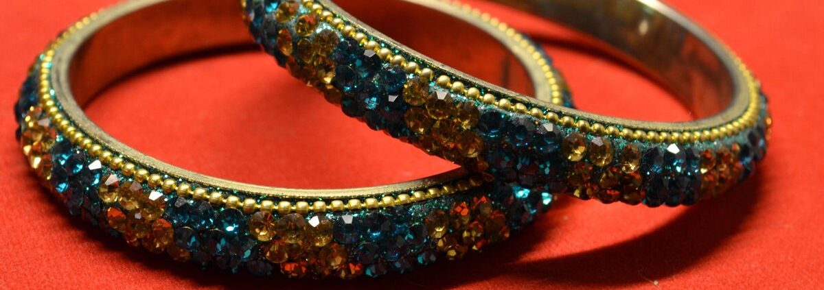 Braccialetti - Not Just A Jewel Foto di pics_pd da Pixnio CC0 https://pixnio.com/it/oggetti/gioielli/braccialetto-gioielli-lusso-oro-diamante#