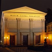 Teatro Gorki Berlino ©Pedelecs da Wikimedia CC3.0 https://commons.wikimedia.org/wiki/File:Berlin_Maxim_Gorki_Theater_Nacht.jpg