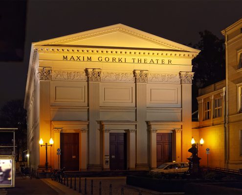 Teatro Gorki Berlino ©Pedelecs da Wikimedia CC3.0 https://commons.wikimedia.org/wiki/File:Berlin_Maxim_Gorki_Theater_Nacht.jpg