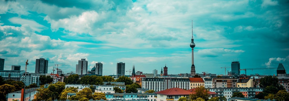 Berlino Architettura da pixabay https://pixabay.com/it/photos/berlino-tv-torre-nikolaiviertel-dom-1467502/