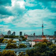 Berlino Architettura da pixabay https://pixabay.com/it/photos/berlino-tv-torre-nikolaiviertel-dom-1467502/