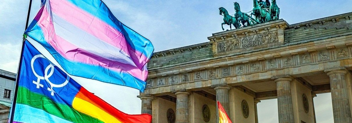 Bandiera arcobaleno queer - Giornata mondiale contro l'omo/bi/transfobiaBild von Sabrina_Groeschke auf Pixabay https://pixabay.com/de/photos/regenbogen-flagge-regenbogenfahne-5619365/