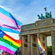 Bandiera arcobaleno queer - Giornata mondiale contro l'omo/bi/transfobiaBild von Sabrina_Groeschke auf Pixabay https://pixabay.com/de/photos/regenbogen-flagge-regenbogenfahne-5619365/
