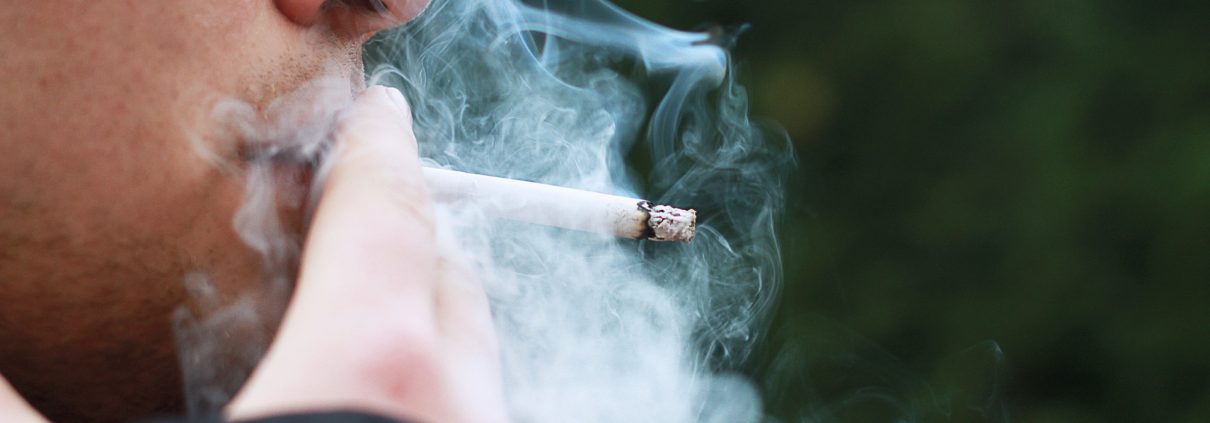 Tassa tabacco fumatori da Pixabay https://pixabay.com/it/photos/fumare-fumo-sigaretta-uomo-1026559/