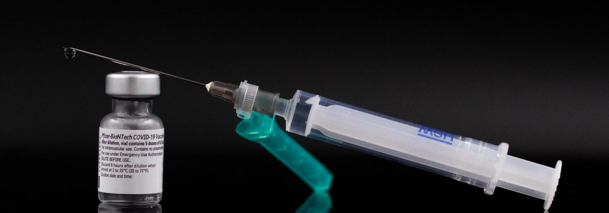 Vaccino https://commons.wikimedia.org/wiki/File:Covid19_vaccine_biontech_pfizer_2.jpg Copyright: © Arne Müseler CC BY-SA 3.0 DE