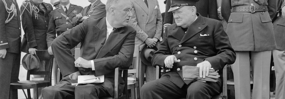 Il presidente Roosevelt e il primo ministro britannico Winston Churchill , 10 agosto 1941. Pubblico dominio, da Imperial War Museums- https://commons.wikimedia.org/wiki/File:President_Roosevelt_and_Winston_Churchill_seated_on_the_quarterdeck_of_HMS_PRINCE_OF_WALES_for_a_Sunday_service_during_the_Atlantic_Conference,_10_August_1941._A4815.jpg