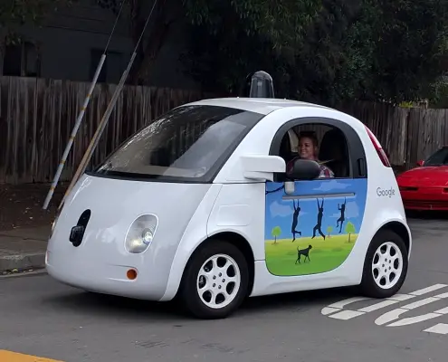 Autovettura autonoma https://commons.wikimedia.org/wiki/File:Google_driverless_car_at_intersection.gk.jpg Copyright:Grendelkhan CC BY-SA 4.0