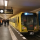 Metro Berlino https://commons.wikimedia.org/wiki/File:Ligne_U8_Berlin_U-Bahn_train_type_H,_n%C2%B05015.jpg Copyright:Kevin.B CC BY-SA 4.0