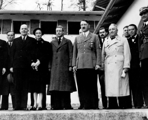 Duca e duchessa di Windsor insieme a Hitler, public domain, https://en.wikipedia.org/wiki/Edward_VIII#/media/File:Duc_et_duchesse_de_Windsor_avec_Hitler_(1937).jpg