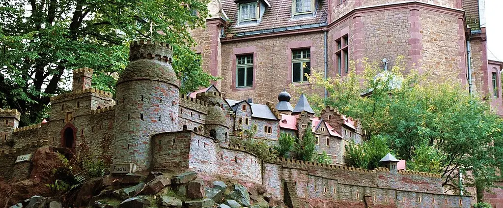 Gerbstedt, Castello di Mansfeld da Wikipedia Copyright Dguendel CC BY 3.0 https://commons.wikimedia.org/wiki/File:Gerbstedt,_the_model_of_the_Mansfeld_castle_in_front_of_the_manor_house-1.jpg