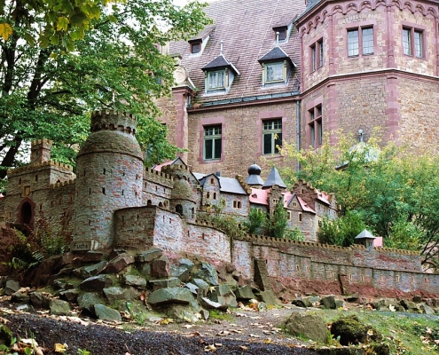 Gerbstedt, Castello di Mansfeld da Wikipedia Copyright Dguendel CC BY 3.0 https://commons.wikimedia.org/wiki/File:Gerbstedt,_the_model_of_the_Mansfeld_castle_in_front_of_the_manor_house-1.jpg