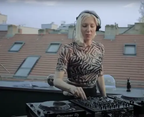 In copertina: Ellen Allien rave, screenshoot da Youtube, https://www.youtube.com/watch?v=BVRJWk028tk&t=1809s