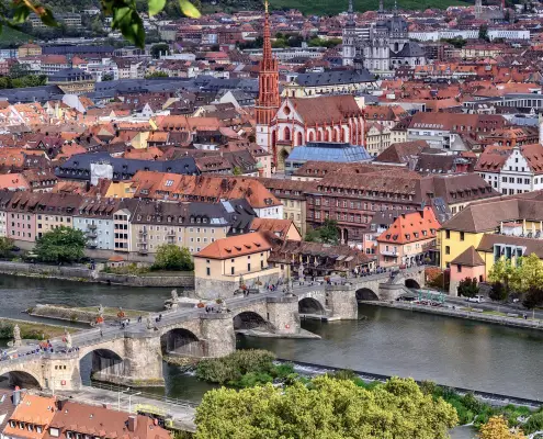 Würzburg https://pixabay.com/it/photos/citt%c3%a0-w%c3%bcrzburg-germania-4667561/