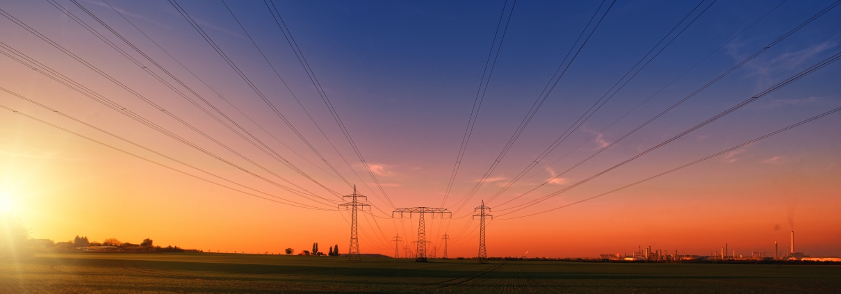 Elettricità,https://pixabay.com/it/photos/elettricit%C3%A0-poli-di-potenza-3442835/