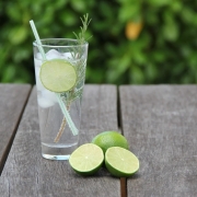 Gin, https://pixabay.com/it/photos/gin-tonico-cocktail-alcool-drink-2126375/, CC0