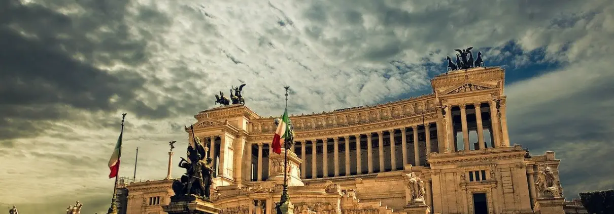 Roma - Italia Foto di Elijah Lovkoff da Pixabay https://pixabay.com/it/photos/monumento-costruzione-architettura-298412/