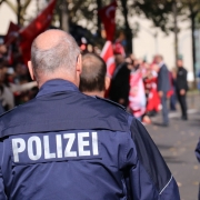 Polizia tedesca https://pixabay.com/it/photos/polizei-deutschland-germany-police-3772469/