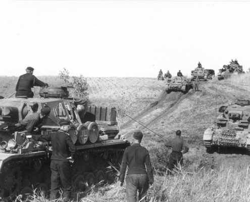 Armata sovietica, https://commons.wikimedia.org/wiki/File:Bundesarchiv_Bild_101I-265-0040A-22A,_Russland,_Panzer_IV_und_Panzer_II.jpg, CC 3.0