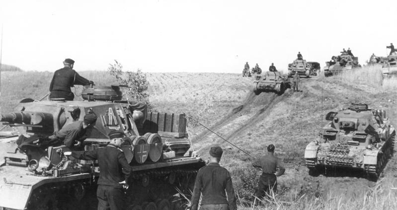Armata sovietica, https://commons.wikimedia.org/wiki/File:Bundesarchiv_Bild_101I-265-0040A-22A,_Russland,_Panzer_IV_und_Panzer_II.jpg, CC 3.0