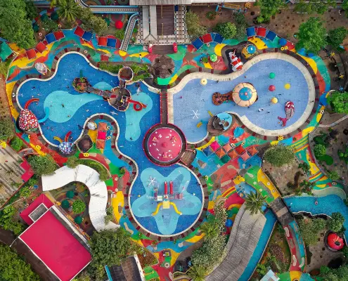 Parchi per bambini https://www.pexels.com/photo/bird-s-eye-view-of-swimming-pool-and-slides-1291448/