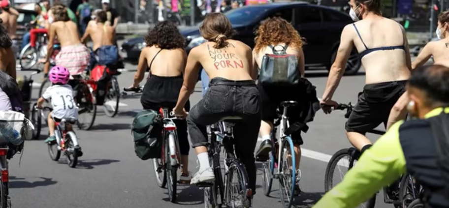 Protesta topless, screenshot dal video Youtube https://www.youtube.com/watch?v=6WwCR_S_-2M